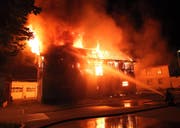 Dieser Schuppen in Sargans brannte 2016 zweimal – erstmals im August, das zweite Mal im November. (Bild: Kapo SG (8.11.2016))