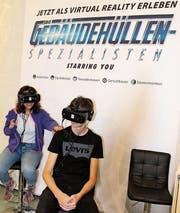 Inklusive Schwindelgefühl: Schüler erleben an den Messen die Berufe mit den VR-Brillen. (Bild: PD)