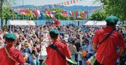 Das Arboner Kulturenfest zog am Samstag bei Sonnenschein viel Publikum an. Der Jakob-Züllig-Park am Quai vereinte Menschen vieler Nationen. Eine Trommlerformation aus Portugal eröffnete das Fest. (Bilder: Max Eichenberger)