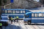 G wie Gefahr: Ein Thema dominiert die Schlagzeilen über alle grossen Festivals, Konzerte und Umzüge: die Terrorgefahr. Für die Street Parade bedeutet dies Mehrausgaben für die Sicherheit. Das machte sich bereits 2016 in einem Defizit in der Vereinskasse bemerkbar. (Bild: Keystone)