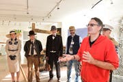 Museumsleiter Urs Leuzinger (in rot) mit Sammler Andreas Dragone und dessen Freunden - verkleidet als Figuren aus den Indiana Jones Filmen. (Bild: Donato Caspari)