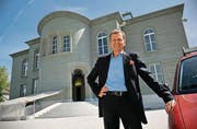 Unternehmer Daniel Model vor seinem Modelhof in Müllheim. Am 2. Juni will er Eröffnung feiern. (Bild: Reto Martin)