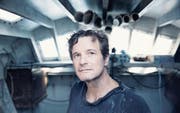 Der unerfahrene Segler Donald Crowhurst (Colin Firth) will einen Weltrekord aufstellen, hat aber schon zu Reisebeginn Probleme. (Bild: Impuls)