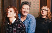 Drei Solo-Sängerinnen spannen zusammen: Die Amerikanerinnen Neko Case (links), K. D. Lang und Laura Veirs haben ein gemeinsames Album aufgenommen. (Bild: Jason Quigley)
