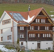Im Jahr 2003 wurden die öffentlichen Räume des Hauses mit einem Quergiebel (links) vergrössert. (Bild: pd)