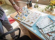 Das Zimmer einer 42jährigen Frau mit Down-Syndrom, die im Appenzeller Hinterland mit ihrer Mutter zusammen wohnt. (Bild: Ralph Ribi)