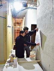 Projektleiter Thomas Gimmi bespricht mit Elektroinstallateur Valerian Maissen die Baupläne. (Bild: Mario Testa)