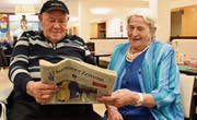 Für die «Thurgauer Zeitung», die Toni Löhrer und Ida Hungerbühler täglich lesen, erinnern sie sich an früher. (Bild: Yvonne Aldrovandi-Schläpfer)