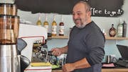 Die Kaffeemaschine ist das Herzstück seiner neuen Cafébar: Fabrizio Ribezzi im «Sorriso». (Bild: Annina Flaig)