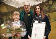 Vreni Gmünder (l.) übernimmt von Maurizia Inauen die Finanzen. In der Mitte Präsident Thomas Brocker. (Bild: gr)
