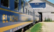 Die drei neurestaurierten Schlafwagen des Vereins El Achai rollen aus dem Depot in Sissach BL. (Bild: PD)