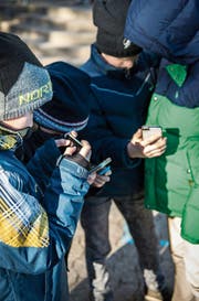 Schüler und ihr Handy: Wie viel Smartphone-Zeit ist zu viel? (Bild: Reto Martin)