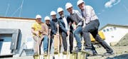Zusammen mit Vertretern der Stadt beging die Alpinamed gestern den Spatenstich. (Bild: Donato Caspari)