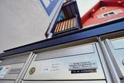 Die Internetseite (Screenshots oben) steht im Verdacht, mit falschen Versprechen Kunden zu teuren Telefonanrufen zu verleiten. Dahinter steckt vermutlich eine Arboner Firma. (Bild: Max Eichenberger)