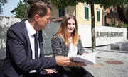 Besprechen die Ergebnisse der Arbeit: Bankleiter Aldo Kopp und Projektleiterin Anina Angehrn. (Bild: Simon Dudle)
