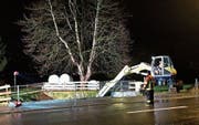 Die Feuerwehr Sennwald stand am Donnerstag bis in die Nachtstunden im Einsatz. (Bild: Corinne Hanselmann)