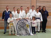 Martin Koch, Jannis Mehl, Robin Ullmann, Sven Schneider, Timon Mehl und Stefan Fässler (hintere Reihe, von links). Leon Koch, Noreen Walt, Leoni Schneider, Joy Koch, Leonie Näf sowie Coach Mara Walt, (vordere Reihe von links). (Bild: PD)