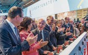 In der Sonderschau des Olma-Gastlandes Liechtenstein: Bundesrat Ueli Maurer und die Delegation des Fürstentums spielen mit Hilfe von Bohrmaschinen die liechtensteinische Nationalhymne. (Bild: Hanspeter Schiess)