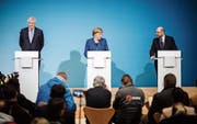 Horst Seehofer, Angela Merkel und Martin Schulz (von links) bei der gemeinsamen Pressekonferenz gestern in Berlin. (Bild: Clemens Bilan/EPA)