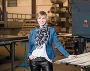 Diana Gutjahr in der Fabrikation, wo der Lehrling aus Eritrea arbeitet. (Bild: Mareycke Frehner (25.2.2016))