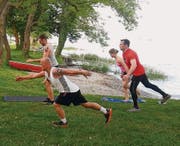 Eine Gruppe von «inFact Lifestyle» macht gemeinsam Sport am See. (Bild: pd)