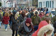 Die Lernenden und ihre Lehrpersonen verlassen die Gebäude der Berufsschule und begeben sich nach dem Alarm in Sicherheit. (Bild: Mario Testa)