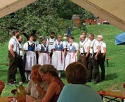 Bei herrlichem Wetter wurde der inspirierende Gottesdienst auf dem Wasen oberhalb Sax musikalisch bereichert. (Bild: PD)
