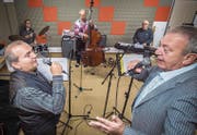 Wirken sehr innig: Thomas Götz und Marco Sacchetti an den Mikrophonen. Im Hintergrund Billy Schmid (Schlagzeug), Walo Gröbli (Kontrabass) und Dandy Meier (Klavier) von den Wallbangers. (Bild: Reto Martin)