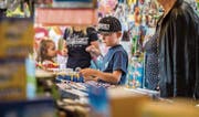 Ein Bub betrachtet das Angebot eines Ausstellers am Herbstmarkt. (Bild: Reto Martin)