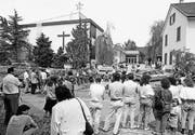 Viele Schaulustige warten bei der Kirche der St. Michaelsvereinigung.