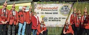 Die Sonnenbrillen sitzen: Ein Teil des Murganesen-13er-Rats und Elisabeth Engeler-Mauerhofer (ohne Narrenmütze) vom Plättli-Zoo umrahmen das gemeinsame Plakat. (Bild: Mathias Frei)
