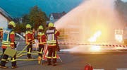 Hauptübung auf dem Marktplatz und Bekämpfung des Brandes mit Wasser und Schaum. (Bilder: Hansruedi Rohrer)
