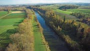 Damm–Ackerland–Wald–Vorland–Fluss: So präsentiert sich die Thur auf weiten Strecken zwischen Bürglen und Weinfelden. Künftig bekommt der Fluss wieder mehr Freiheiten. (Bild: Mario Testa (25. Oktober 2017))