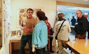 Mitarbeiter Volker Häussner erklärt einer Besucherin die Arbeit der Stiftung Mansio. (Bild: Hannelore Bruderer)