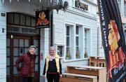 Vor dem «Leue»: Verena Piatti, Präsidentin der Genossenschaft «Wohnen plus», mit Annagret Wirth, Mitglied des Genossenschaftsvorstands und Wirtin für den Leue-Trägerverein «malz&malt». (Bild: Thomas Brack)