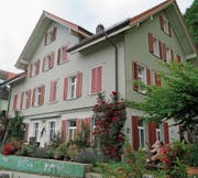 Hoch und aussichtsreich über Berneck befindet sich das 1917 eröffnete Oberegger Aussenschulhaus Sulzbach. (Bild: PE)