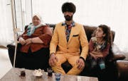Bei seiner Recherche zur Frage, was Ausländer am Fernsehen schauen, besucht Müslüm unter anderem eine türkische Familie. (Bild: srf)