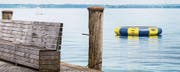 Badespass mit Wassertrampolin (Bild: Andrea Stalder)