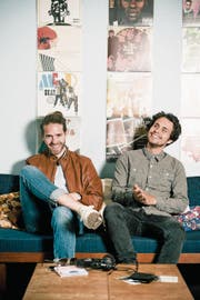 Die Rapper Lorenz Häberli (links) und Luc Oggier überraschen ihre Fans mit einem Gratisalbum. (Bild: Mareycke Frehner)