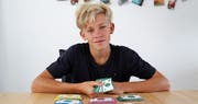 Sein Porträt hat der 15-jährige Nevio Alder aufs Spielgeld des «Goldopoly» gedruckt. (Bild: Jolanda Riedener)