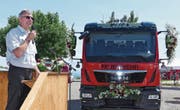 Markus Bigger erklärte den Festbesuchern die technische Ausstattung des Tanklöschfahrzeugs. (Bild: Ulrike Huber)