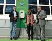 Alexandra Asfour von der SAK, Markus Egger, Kundendienstleiter der Zeughausgarage, und Geschäftsführer Sandro Willi freuen sich über die neue Tankstelle. (Bild: PD)