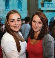 Für eine Happy Hour: Angela Sauter und Mirella Breu. (Bild: Photographer:Rupper Christian)