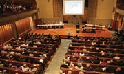 Bis auf den letzten Platz besetzt war die evangelische Kirche an der ausserordentlichen Gemeindeversammlung vom Montag. (Bild: Markus Schoch)