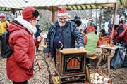 Felix Büchis Drehorgel erfreute die Besucher des Balterswiler Chlausmarktes nur für kurze Zeit. (Bild: Maya Heizmann)