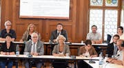 Das Büro des Einwohnerrates besteht aus (hintere Reihe): Thomas Forster (SP, 1. Stimmenzähler), Barbara Zeller (FDP, Einwohnerratspräsidentin), Glen Aggeler (CVP, Vizepräsident), Roman Zellweger (SVP, 2. Stimmenzähler) und Karin Jung (FDP, 3. Stimmenzählerin). (Bild: Jesko Calderara)