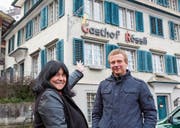 Die neue Pächterin Helga Walser und Christof Lippuner von der Besitzerin, der Lippuner Immobilien AG, freuen sich, dass das «Rössli» zu neuem Leben erwacht. (Bild: Urs Bärlocher)