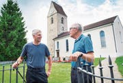 Ueli Häberlin, Vizepräsident der Kirchenvorsteherschaft, und der langjährige Pfarrer Heinz Külling vor der Kirche Lustdorf. (Bild: Andrea Stalder)