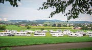 Es sollen offizielle Standorte für Fahrende geschaffen werden. Nicht wie hier, wo sie sich auf einem Privatgrundstück im Gebiet Degenau-Höfrig installieren mussten. (Bild: Urs Bucher)