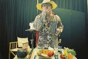 «Ohne Essen spielen sie nicht»: Schauspieler Roland als chaotischer Filmregisseur bei der Arbeit. (Bild: Philipp Bürkler)